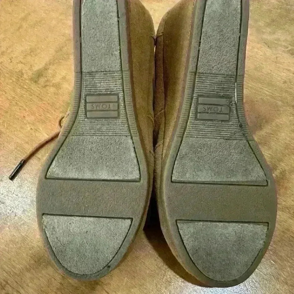 Tom’s Booties - Picture 3 of 5